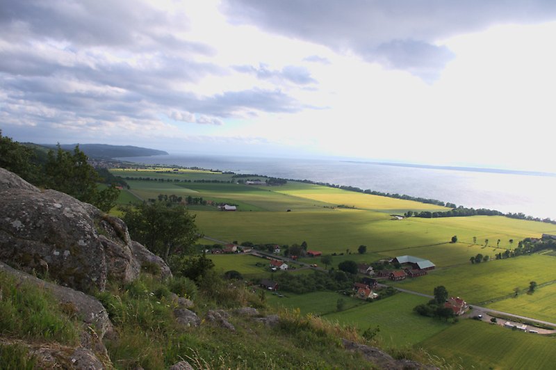 Utsikt över Vättern med landskap i förgrunden