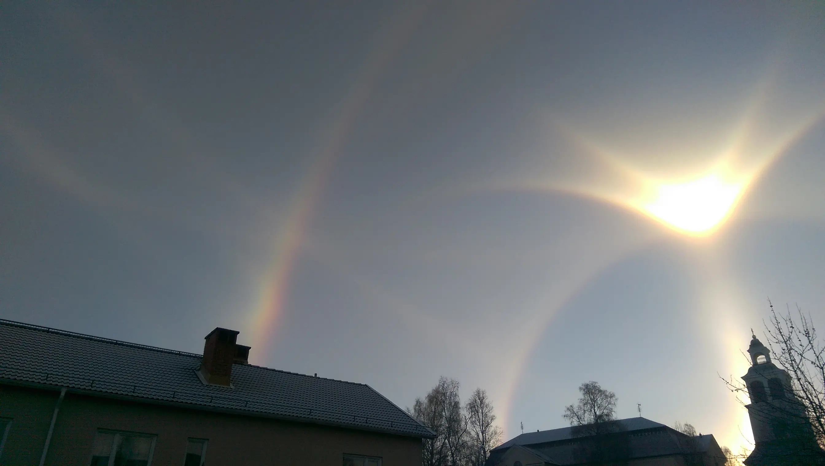 Halokomponenter en aningen till vänster om solen