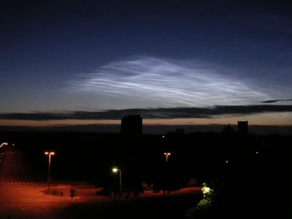 Bild på nattlysande moln över Norrköping.