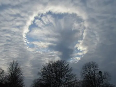 Foto taget upp mot himmeln där molnfenomen bildats.