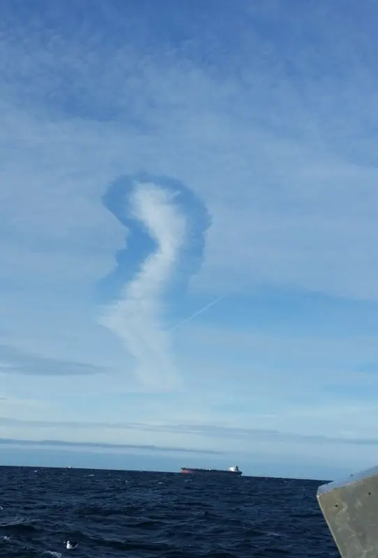 Bilden visar ett avlångt hål i molntäcket.