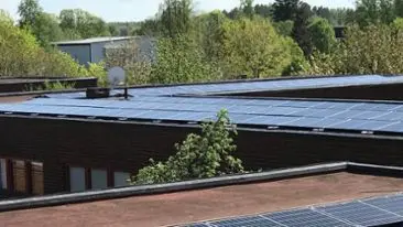 Bild på taket på SMHI-kontoret i Norrköping med solceller.