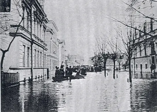 Översvämmad gata i stad