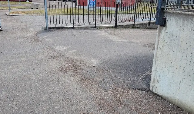 Upphöjd asfaltsbit som klimatanpassningsåtgärd.