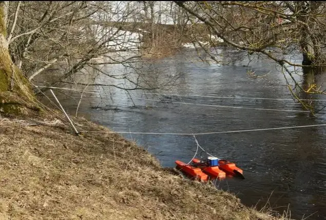 ADCP mätare ligger i vattnet.
