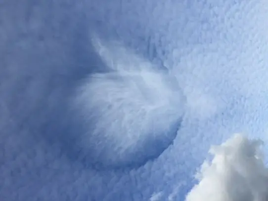 Bilden visar ett hål i molntäcket.