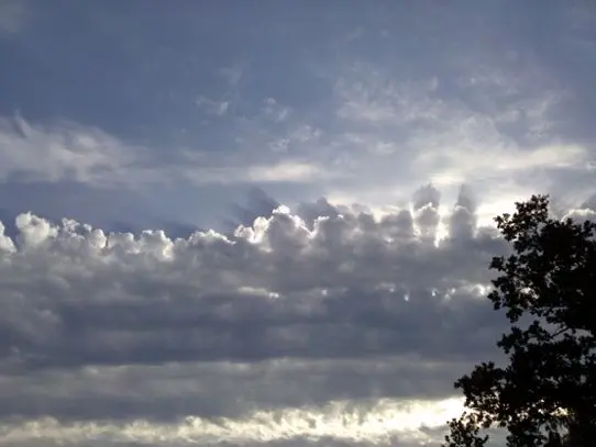 Bild på märkliga molnskuggor över Ronneby kl. 17:14 den 3 augusti 2013.