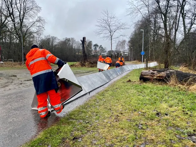 Mobila barriärer rullas ut vid idrottsvallen i Värnamo under översvämningen i januari 2023.Foto Värnamo kommun