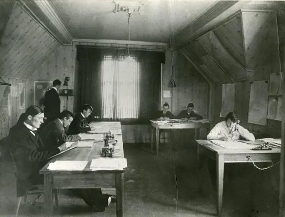 Gammalt svartvitt foto som visar interiör från Bergenskolan 1919.