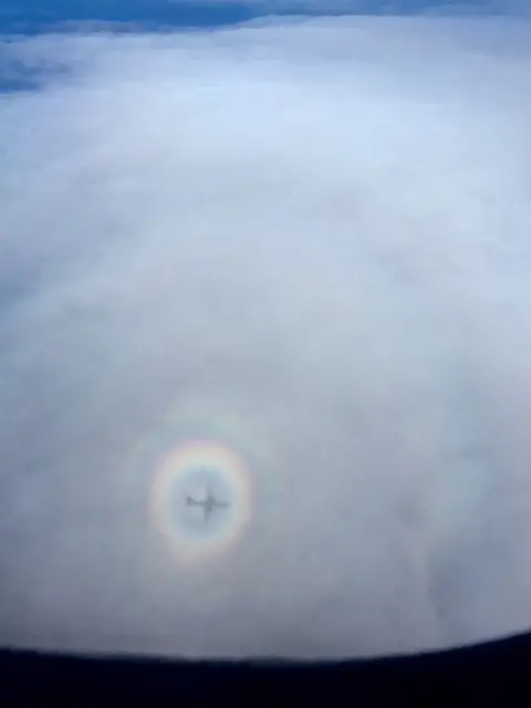 Gloria kring ett flygplan