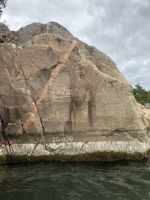 Markeringar av medelvattenståndet i berget vid Gräsö Östhammar.