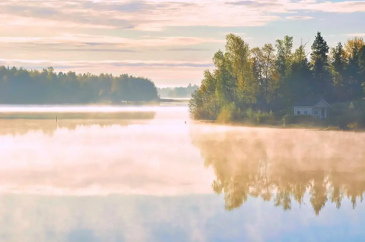 Dimmig morgon vid sjö.