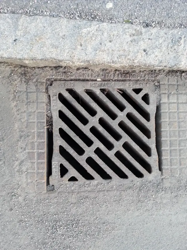 En traditionell gatubrunn