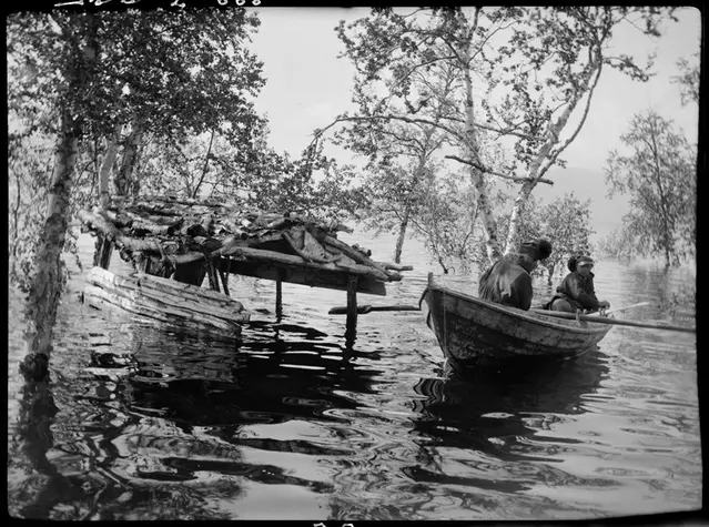 Svartvitt foto med båt