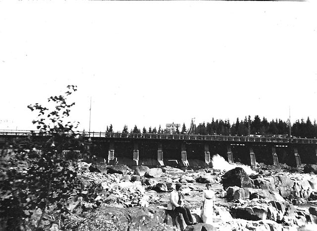 Man bland stenar. Tidigare fors.