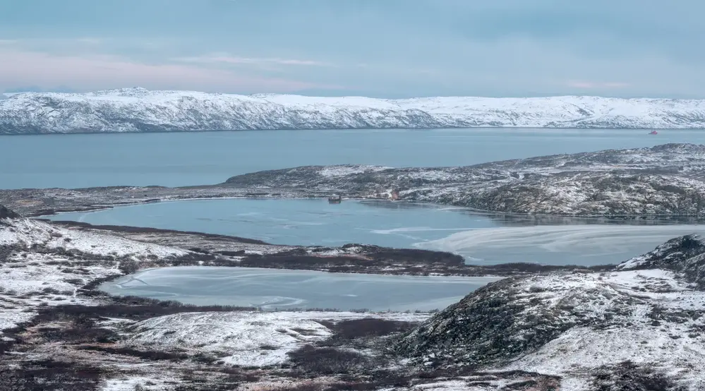 Arktiska berg i vattnet