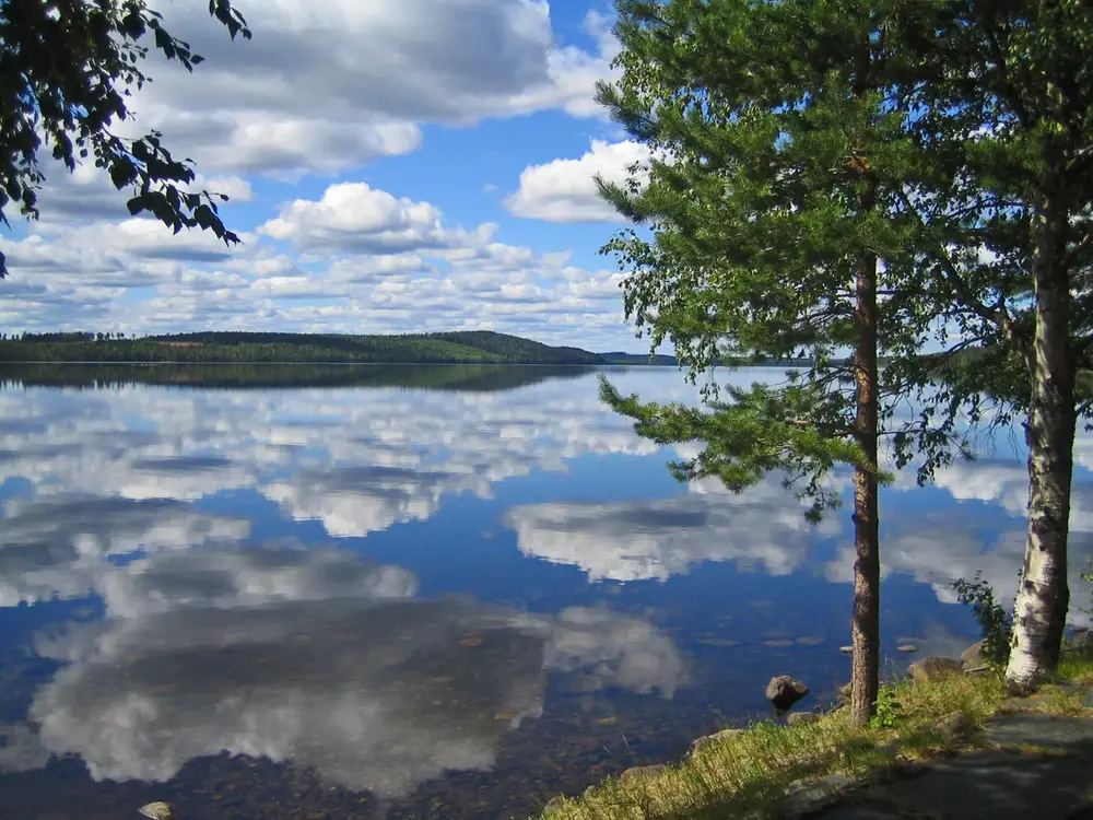 Sjö med speglande moln