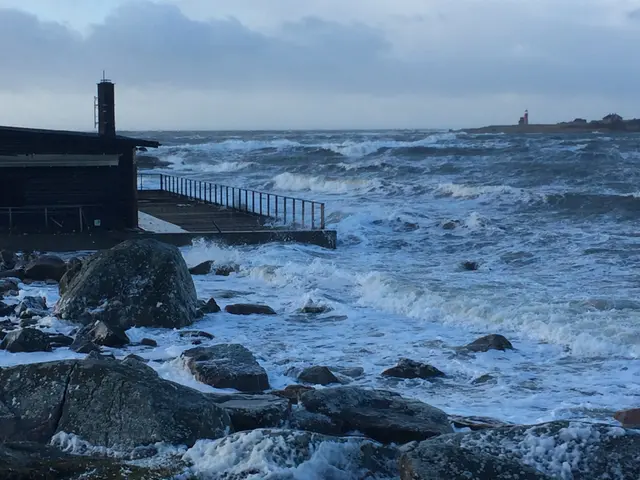 Höga vågor slår in mot en restaurang på stranden i Tylösand under stormen Gorm.