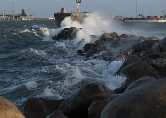 Vågor slår in mot en vågbrytare i Malmö hamn under stormen Gorm.