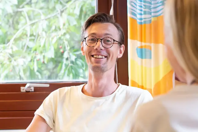 Man med kort brunt hår och glasögon.