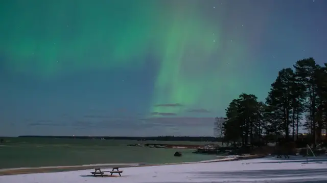 Norrsken vid Gaddesanna strand öster om Vänersborg i Västergötland på kvällen.