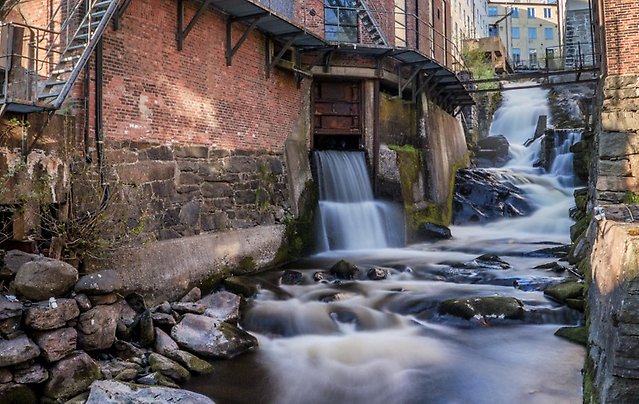 Forsande vatten i gammalt industrilandskap