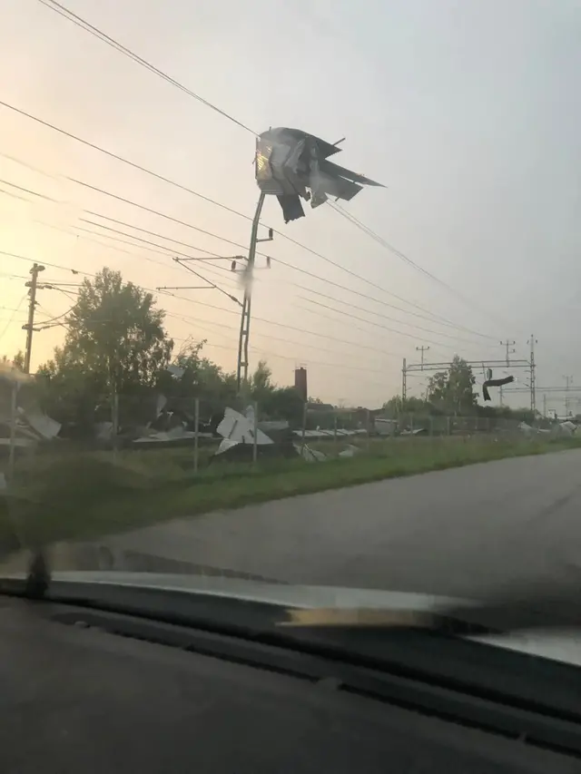 Bilden är tagen i Töreboda i Västergötland och visar skador av kraftiga fallvindar.