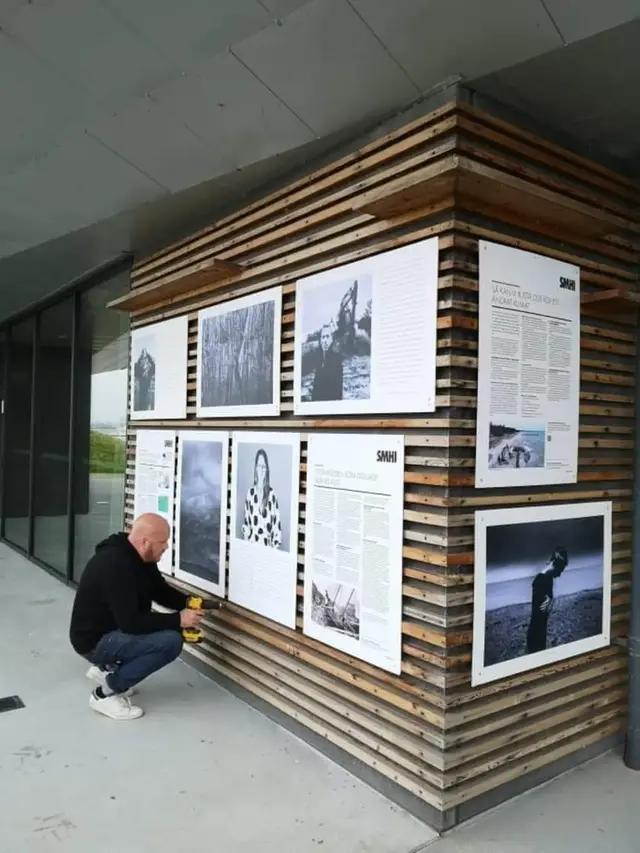 Utställningen monteras upp utomhus.