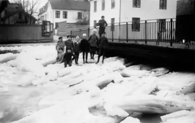 Foto människor vid bro