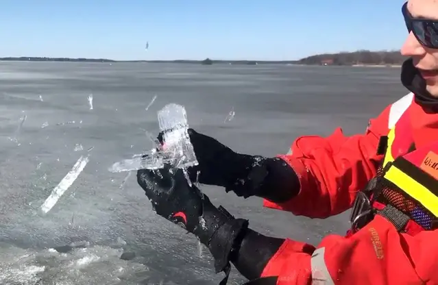 Isen är porös och utan större kraft kan man bryta loss de lodräta kristallerna.