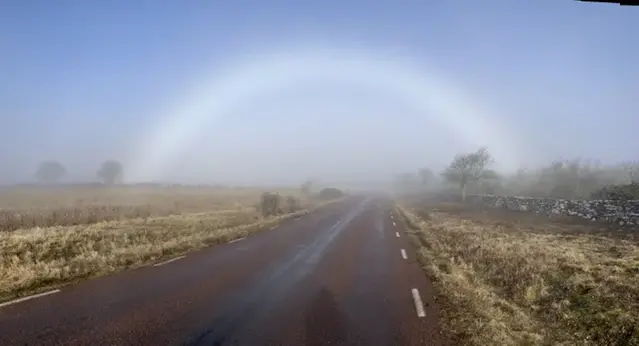 Bilden visar en dimbåge iakttagen vid Hoburg på sydligaste Gotland den 8 mars 2024.