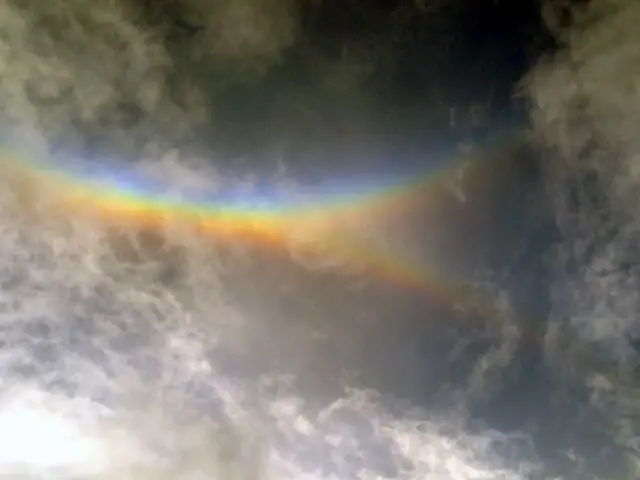 cirkumzenitalbåge 2011-09-01 närbild