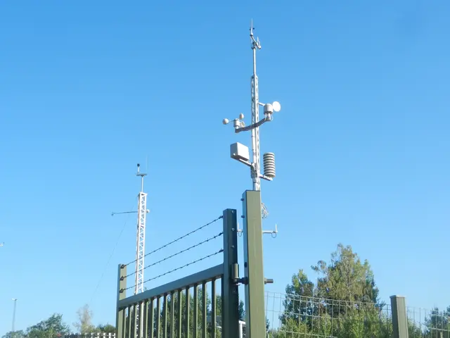 Skålkorsanemometer som sitter på en grind.