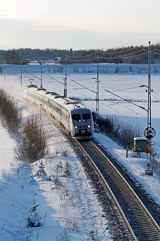 tåg på spår, vintermiljö.