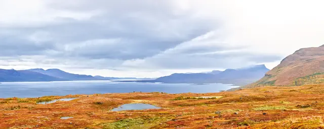 Utsikt över Torneträsk i höstskrud.