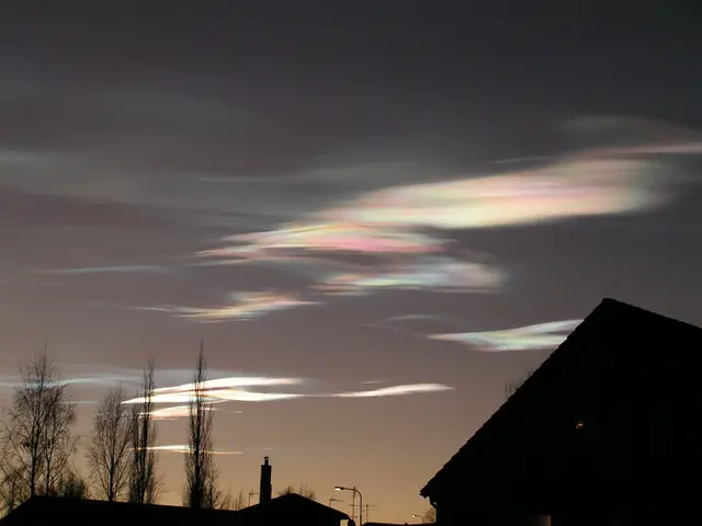 Foto tagen över himlen där pärlemormoln bildats.