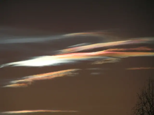 Pärlemormoln som bildats.