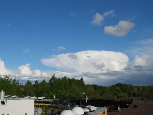 Foto taget upp mot himmeln där bymoln (anvil) bildats.