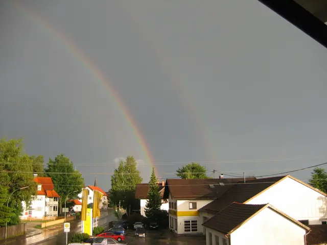 Bilden visar en dubbel regnbåge under ett Cumulonimbus.