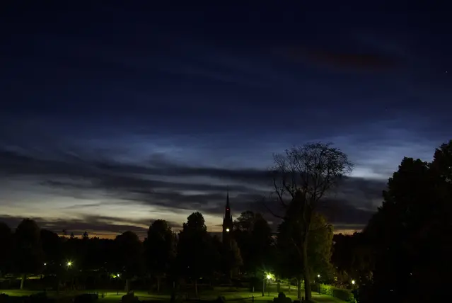 Bild på nattlysande moln över Norrköping.