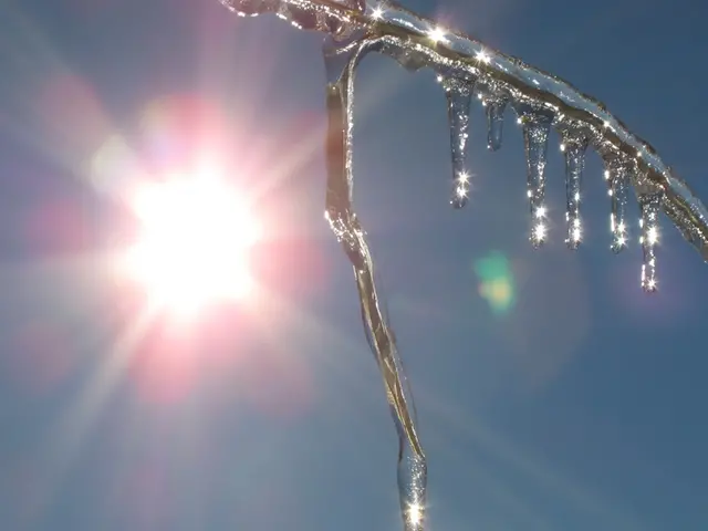 Stark vårsol smälter vinterns istappar.