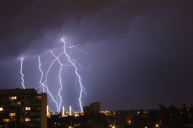 Blixt över stad.