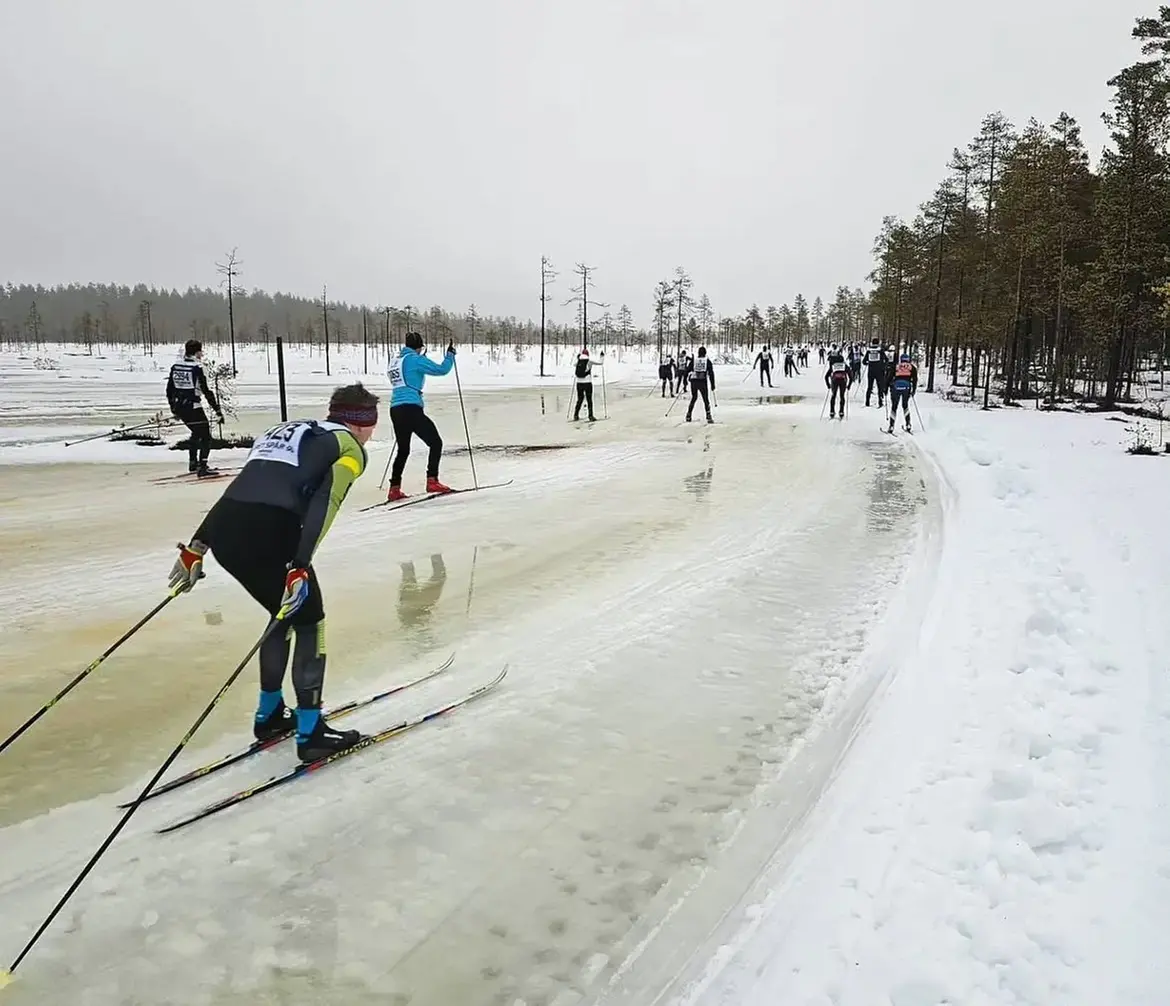 Bild på skidåkare i tydligt blöta skidspår.