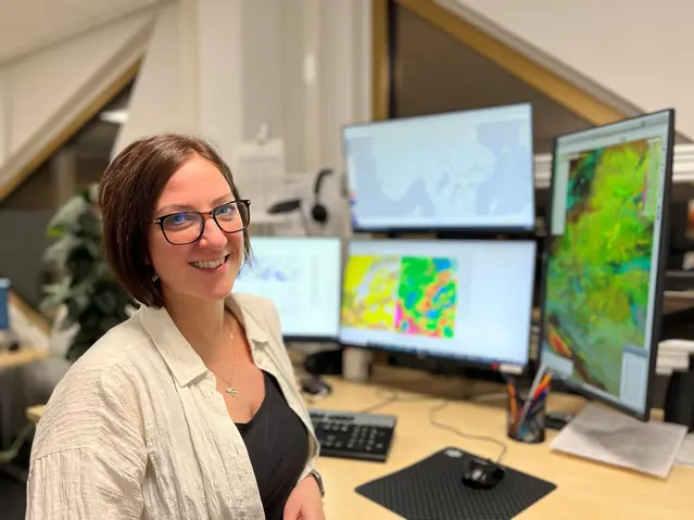 Kvinna med axellångt brunt hår och glasögon.