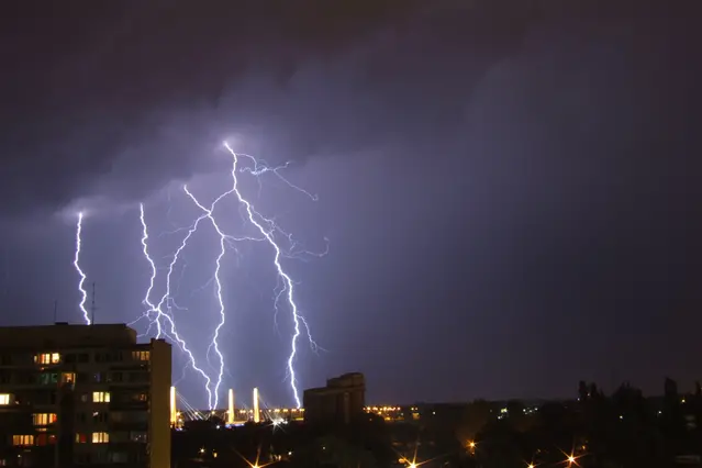 Blixt över stad.