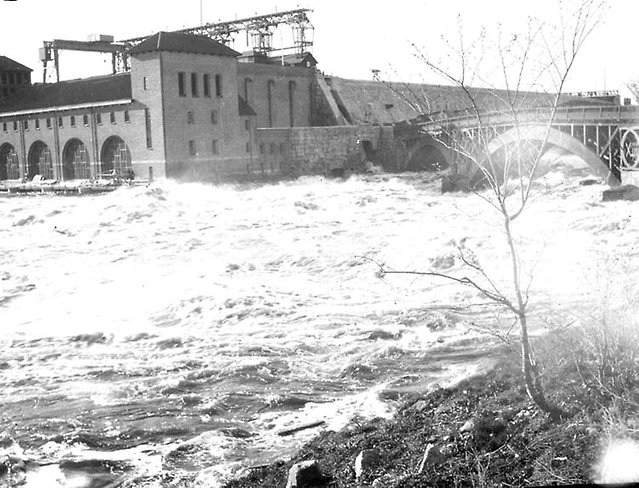 Äldre foto som visar översvämningar vid Älvkarleby 1916