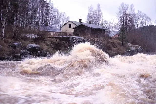 Flödande vatten med höga nivåer vid Jössefors