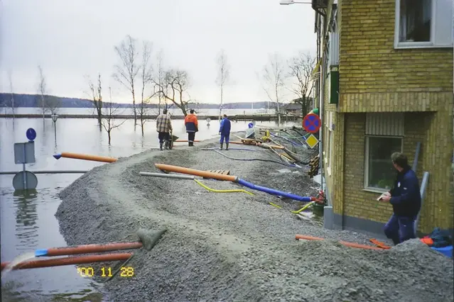 Vallar uppbyggda för att skydda Arvika från översvämning 2000