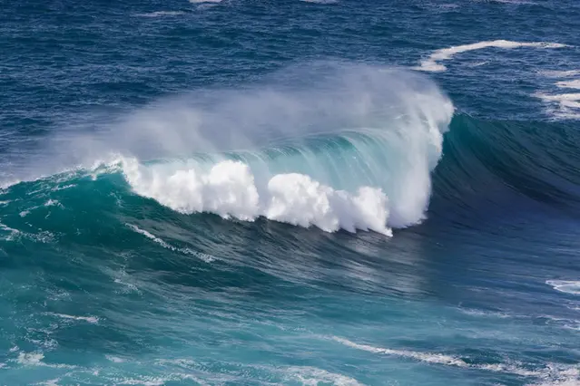 En våg som slår över.