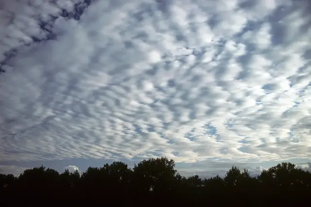Foto taget på himlen där böljemoln bildats.